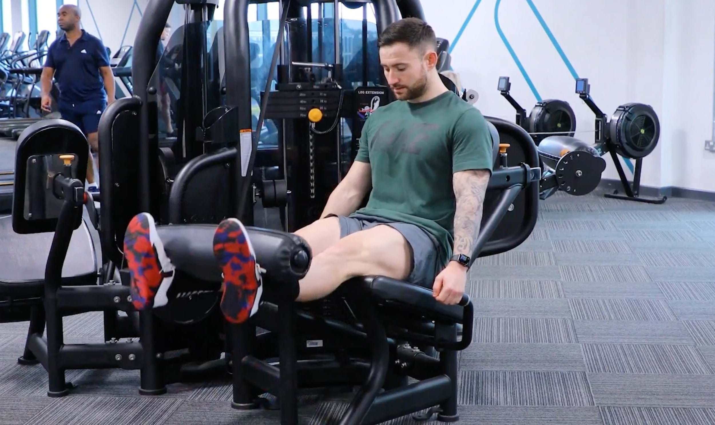 How to use the leg extension machine
