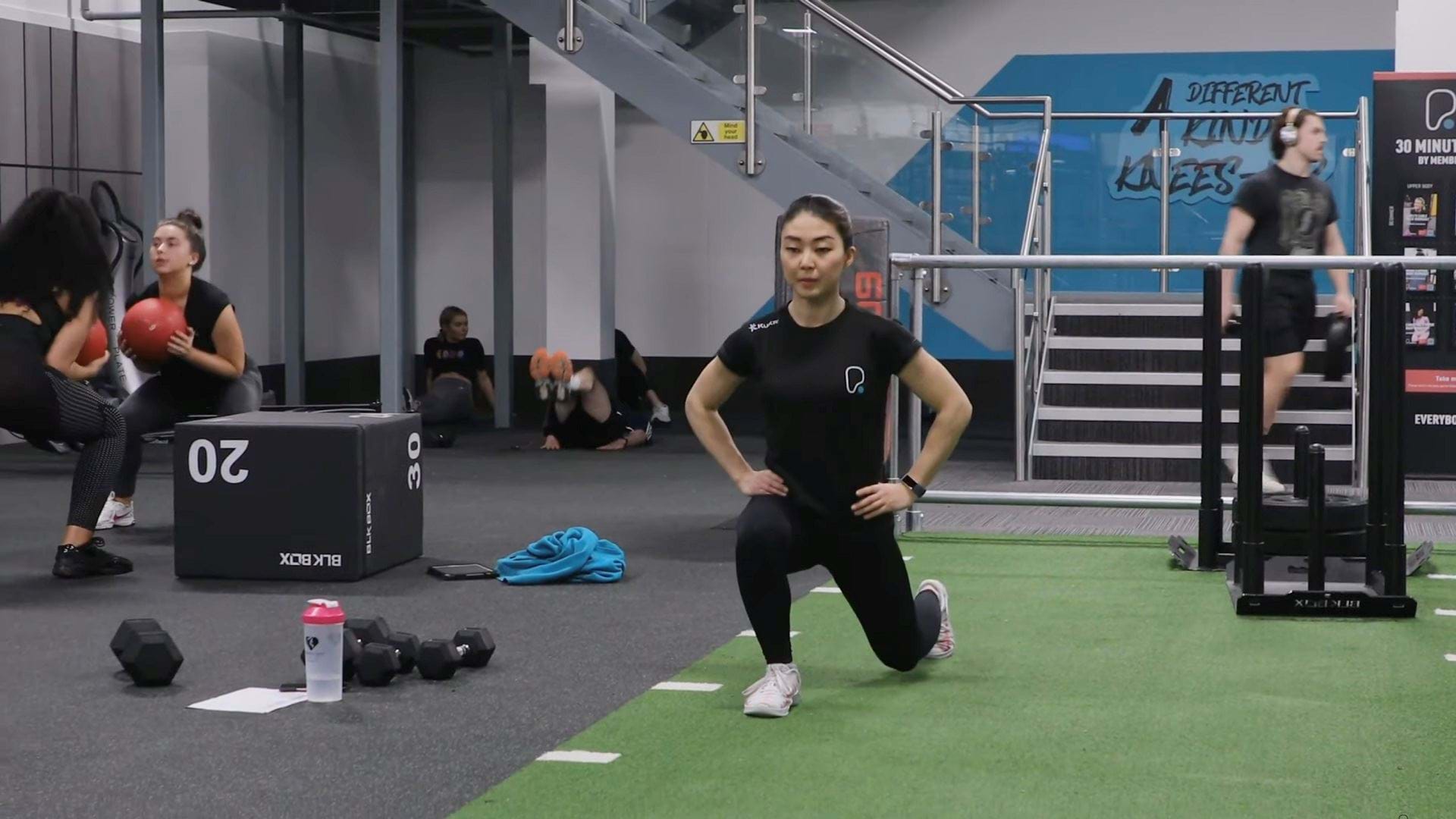How To Do Walking Lunges