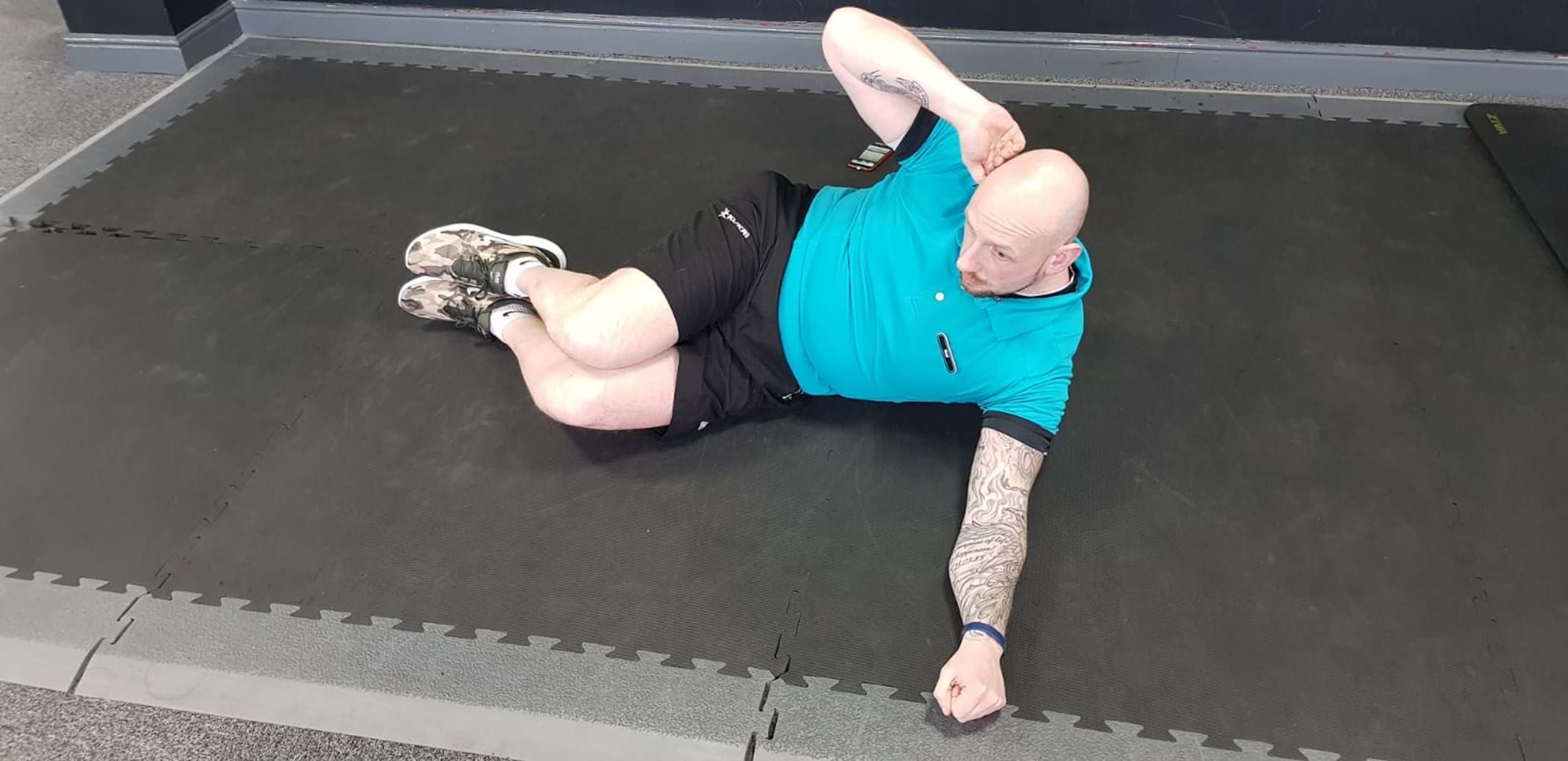 Oblique crunch ab exercise starting position