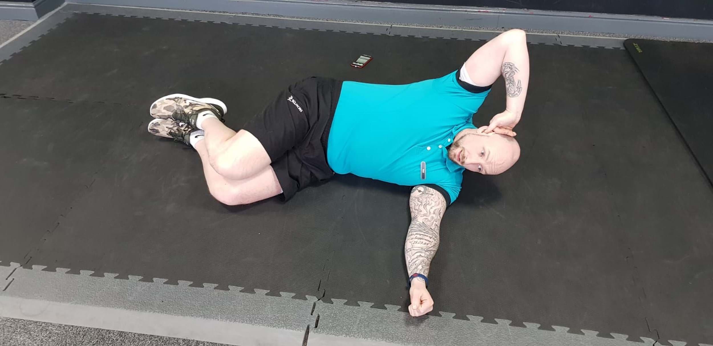 Oblique crunch ab exercise starting position